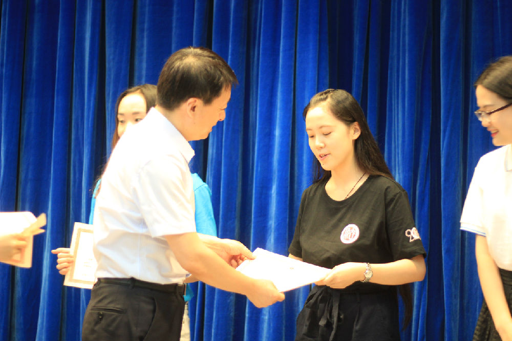 郑州大学德赢Vwin官方区域合作伙伴楚亦斐同学代表德赢Vwin官方区域合作伙伴全体营员领取德赢Vwin官方区域合作伙伴首届夏令营结业证书